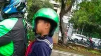 Nyeleneh, 8 Tingkah Kocak Penumpang Ojek Online Saat Pakai Helm