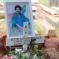 Rose Suyadi ibu Indah Kalalo meninggal dalam usia 73 tahun setelah dua minggu menjalani perawatan di rumah sakit. Almarhum di makamkan di TPU Menteng Pulo, Kuningan, Jakarta Selatan, Selasa (24/5/2016). (Galih W. Satria/Bintang.com)