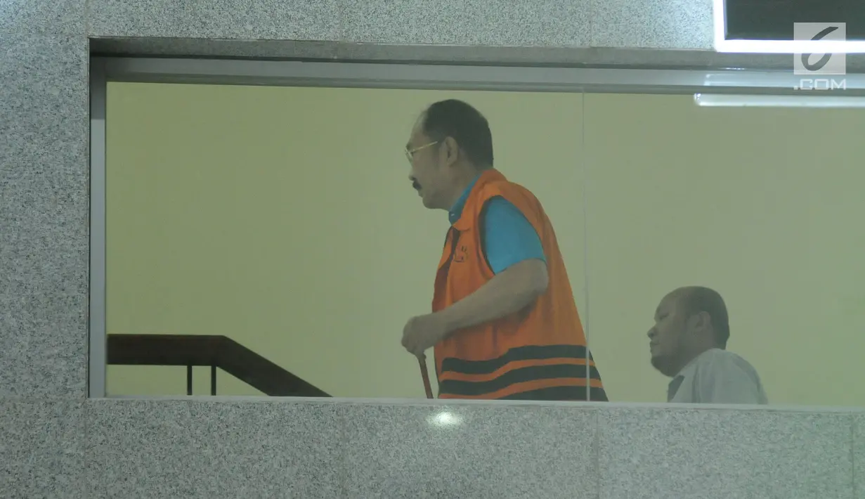 Mantan pengacara Setya Novanto, Fredrich Yunadi bersiap untuk menjalani pemeriksaan di gedung KPK, Jakarta, Rabu (17/1). Bersama Bimanesh Sutarjo, Fredrich Yunadi merupakan tersangka dugaan merintangi penyidikan e-KTP. (Liputan6.com/Helmi Fithriansyah)