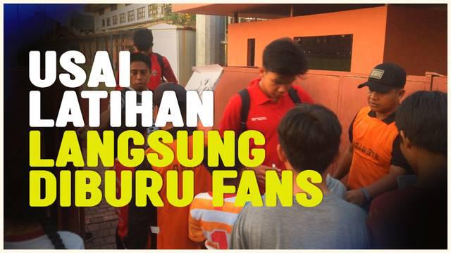 Berita video Timnas Indonesia U-19 menggelar sesi latihan resmi jelang laga kedua Piala AFF U-19 2024 melawan Kamboja. Usai latihan, para pemain dicegat oleh para penggemar.