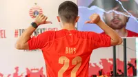 Oliver Bias menjadi pemain anyar kelima yang diperkenalkan Tim Macan Kemayoran untuk BRI Liga 1 musim ini di Persija Store, Kamis (27/7/2023) siang WIB. (Bola.com/Abdul Aziz)