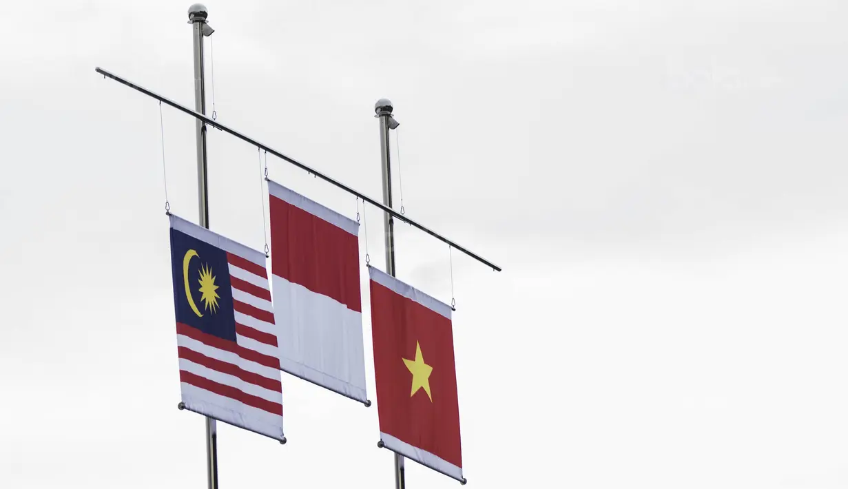 Bendera Indonesia berkibar saat Sri Ranti, meraih medali pada SEA Games cabang panahan nomor compound di National Sports Council, Kuala Lumpur, Rabu (16/8/2017). Dirinya meraih emas pertama untuk Indonesia. (Bola.com/Vitalis Yogi Trisna)