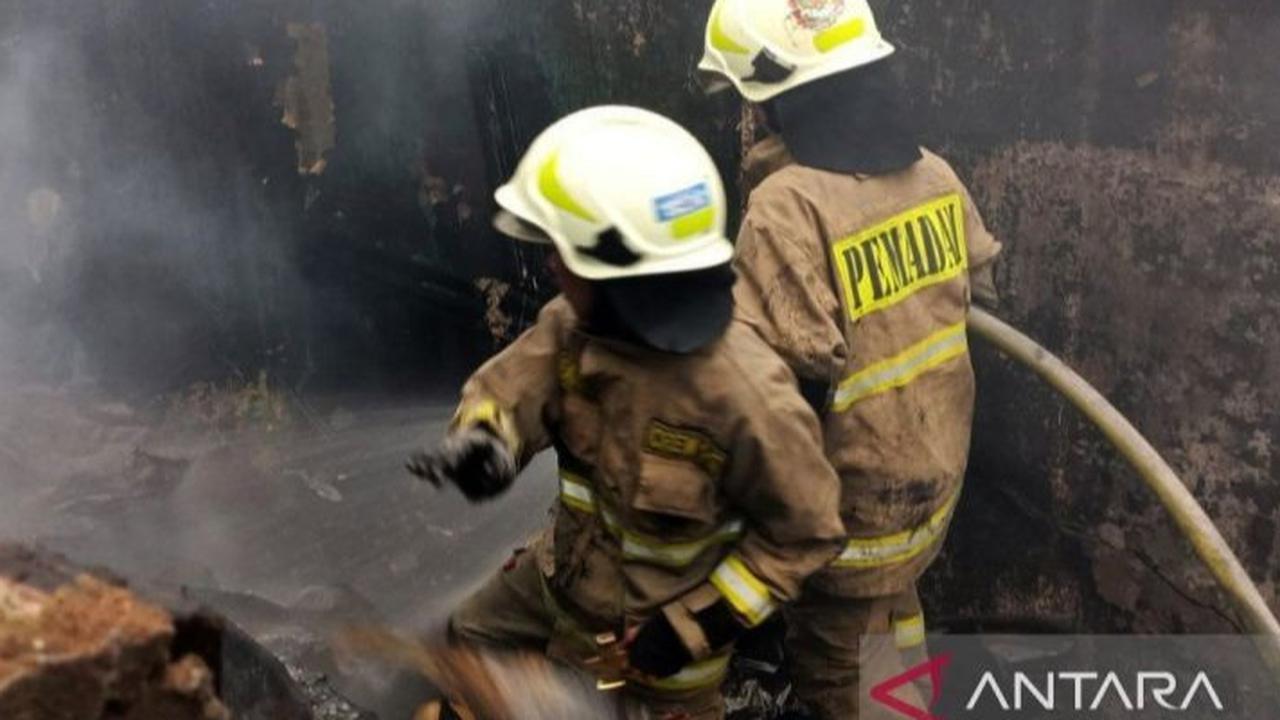 Kebakaran di Kwitang, 64 Personel Damkar Merapat ke Lokasi