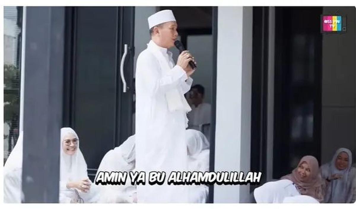Dalam momen syukuran tersebut, keluarga Ayu Ting Ting tampil dalam busana muslim serba putih.
