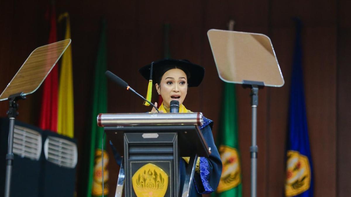 Desainer Laely Indah Lestari Raih Gelar Doktor dengan IPK 4,0, Sebut Kecerdasan dan Empati Penting