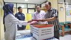 Warga menyerahkan berkas lamaran untuk mendaftar menjadi Petugas Penanganan Prasarana dan Sarana Umum (PPSU) di kantor Kelurahan Joglo, Jakarta Barat, Rabu (25/6/2025). (Liputan6.com/Angga Yuniar)