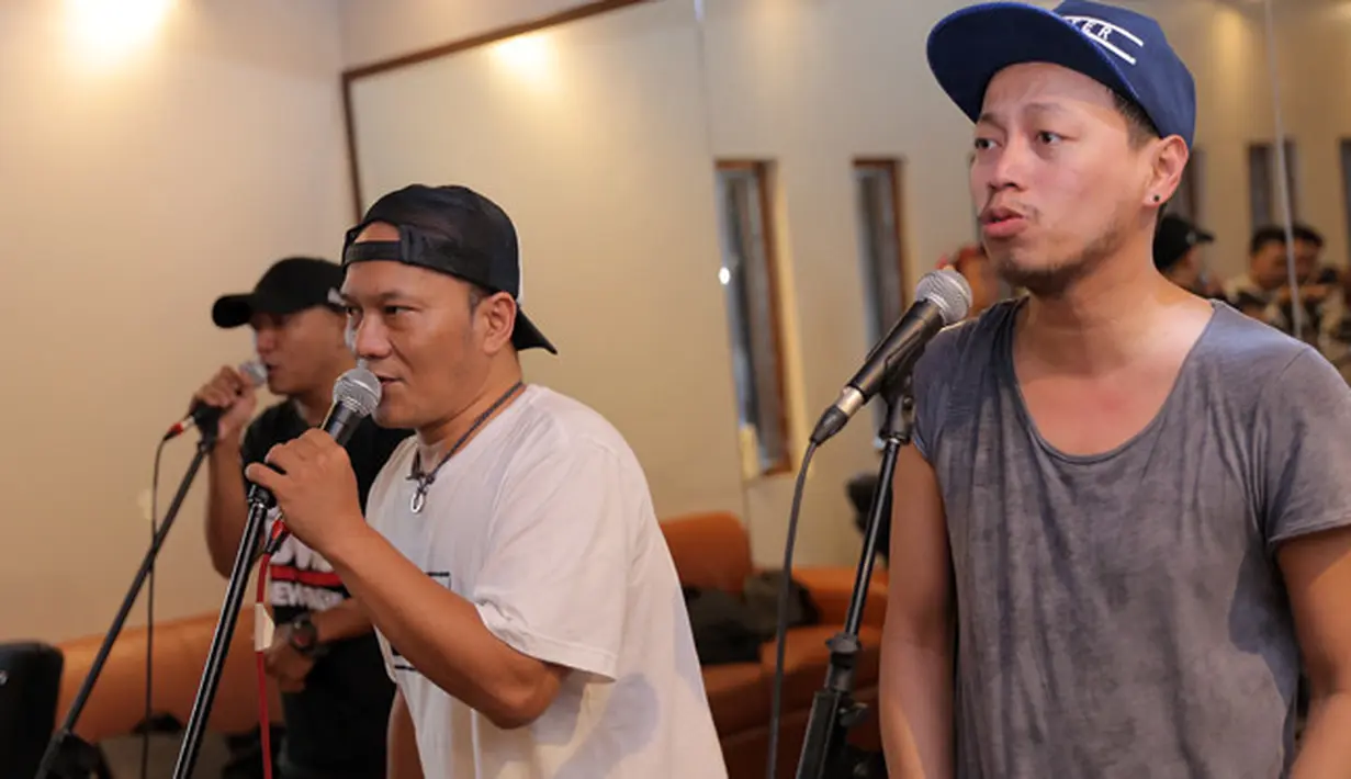 "Jadi di sini kami ingin lebih intim. Gue mengartikan konser ini berbagi cerita apa saja yang pernah gue lihat selama perjalanan karier gue 25 tahun ini," ucap Iwa K ditemui di Kebayoran Baru, Kamis (22/3) dilansir Liputan6. (Deki Prayoga/Bintang.com)