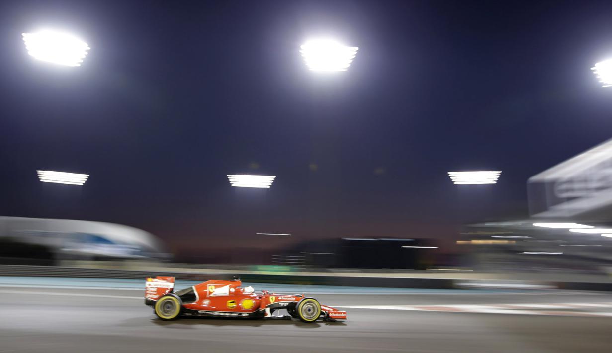 Aksi pebalap Ferrari, Sebastian Vettel, saat berlomba di F1 GP Abu Dhabi yang berlangsung di Sirkuit Yas Marina, Abu Dhabi, UEA, Minggu (29/11/2015). (EPA/Ali Haider)