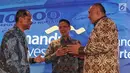 Dirut PT Mandiri Manajemen Investasi Alvin Pattisahusiwa, CEO Standard Chartered Bank Indonesia Rino Donosepoetro dan Deputi direktur pengawasan dan pengembangan pengelolaan investasi OJK, Halim Haryono berbincang saat Launching Reksa Dana MIPU 2 di Jakarta, Selasa (21/5). (Liputan6.com/Johan Tallo)