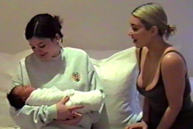 Pada saat Kim Kardashian melahirkan, Kylie juga sempat mengabadikan momen manis bersama Baby Chi. Dari tatapan matanya ke Baby Chi, nampaknya Kylie sudah semakin siap menjadi seorang ibu. /© Youtube/Kylie Jenner/tmd