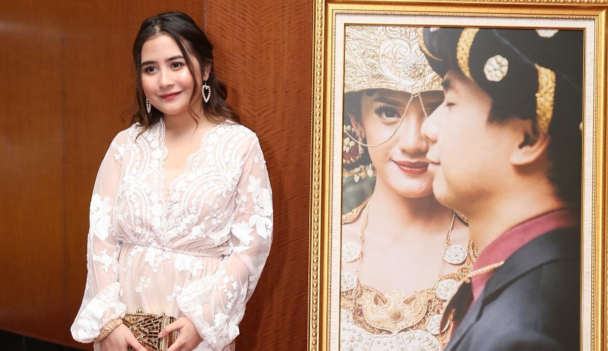 Demi Hadir Di Pernikahan Raditya Dika Prilly Latuconsina Rela