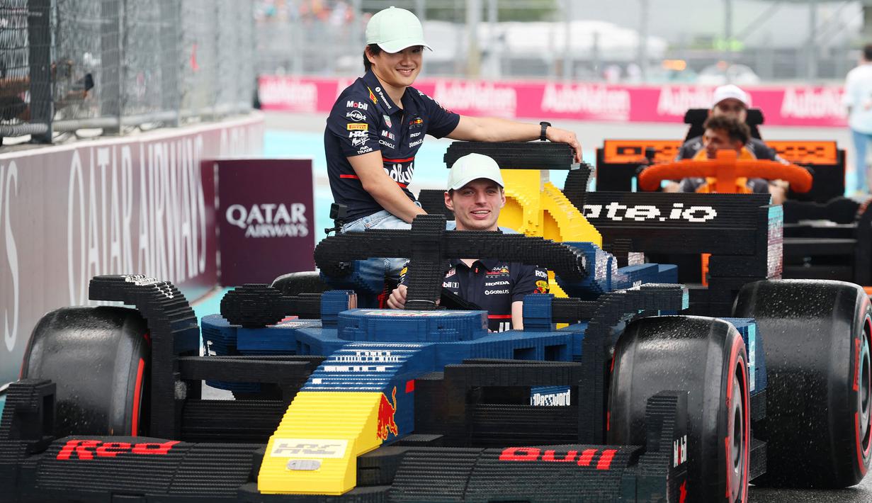 Pembalap Red Bull Racing, Max Verstappen (kanan) dan Yuki Tsunoda melakukan parede mobil lego sebelum balapan Formula 1 GP Miami 2025 yang berlangsung di Sirkuit Autodromo, Miami, Florida, Minggu (04/05/2025) waktu setempat. (AFP/Mark Thompson)