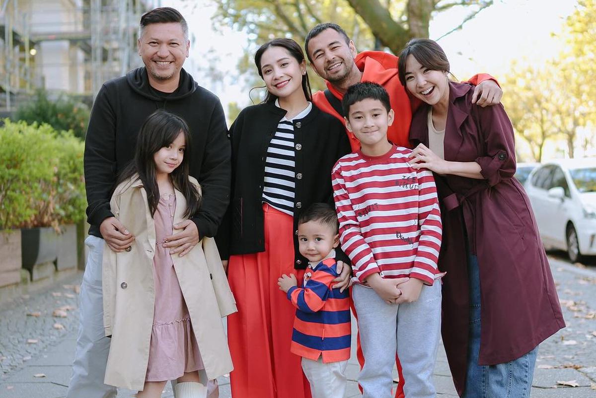 7 Potret Keluarga Raffi Ahmad dan Gading Marten Kumpul di Jerman, Vibesnya bak Foto Bareng Besan