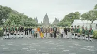 Pengunjung pertama Candi Prambanan di tahun 2025 disambut dengan hangat oleh tim budaya dan para pemimpin wisata. Tradisi ini mencerminkan semangat pelestarian budaya dan pariwisata berkelanjutan.