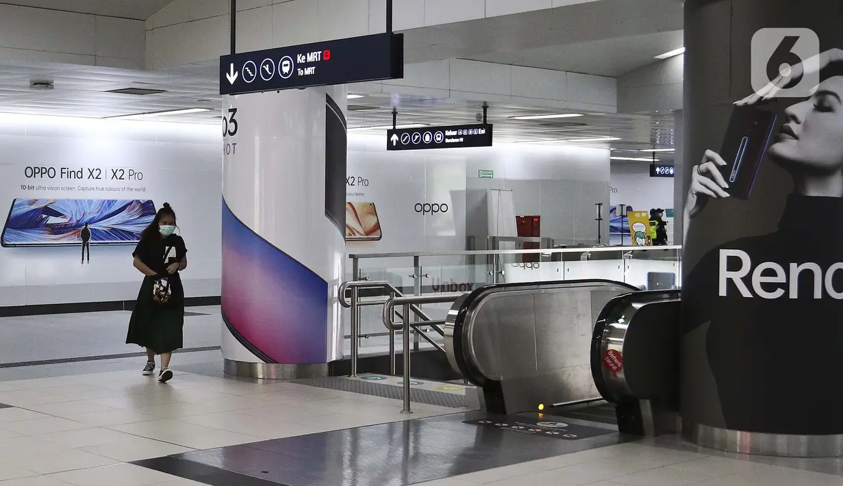 Seorang wanita berjalan di stasiun Mass Rapid Transit (MRT), Jakarta, Sabtu (21/3/2020). Pembatasan jam operasional MRT mulai berlaku pada 23 Maret 2020. (Liputan6.com/Johan Tallo)