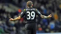Ekspresi kekecewaan striker Manchester City, Craig Bellamy setelah mendapat kartu merah di laga lanjutan EPL melawan Bolton Wanderers di Reebok Stadium, 12 Desember 2009. City unggul 4-3. AFP PHOTO/Paul Ellis 