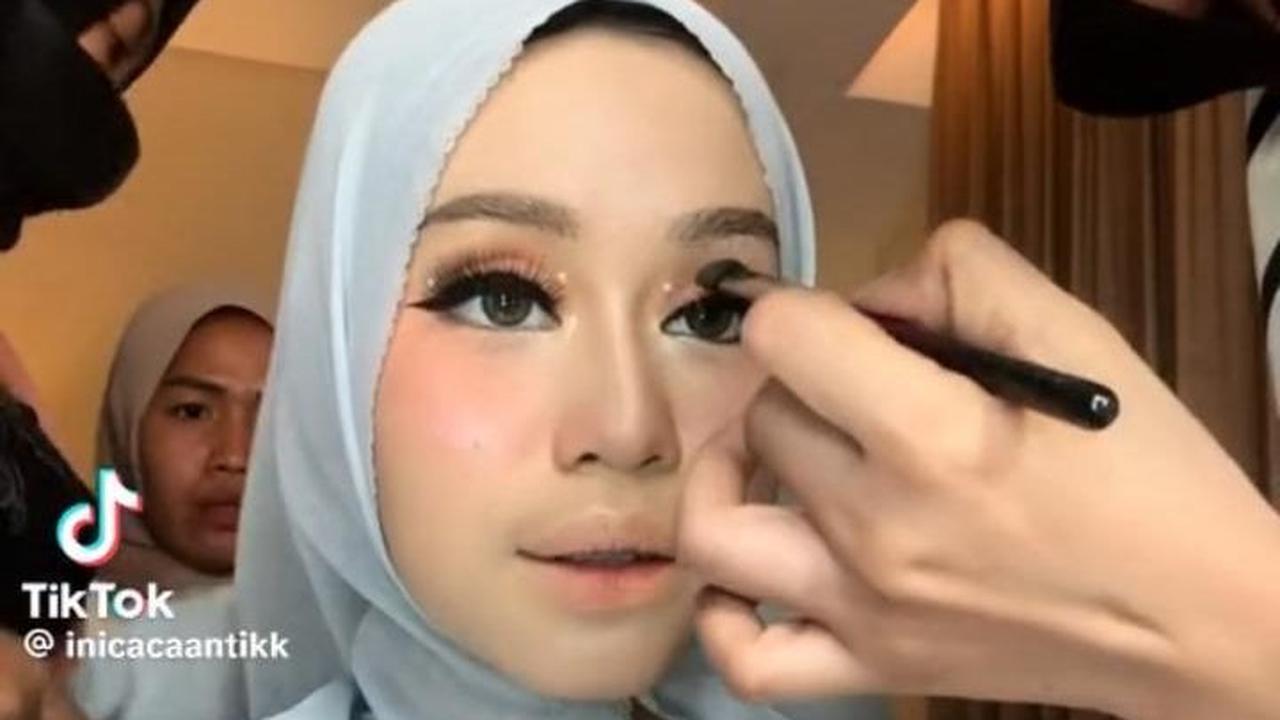 Beberapa jam sebelum acara, tentunya Tassa melakukan berbagai persiapan. Salah satunya make up dengan MUA pilihannya sendiri. Dalam potret ini, wajahnya terlihat makin cantik.