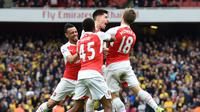 Selebrasi para pemain Arsenal setelah mencetak gol ke gawang Crystal Palace di Emirates Stadium, Minggu (17/4/2016). (EPA/peter Powell)