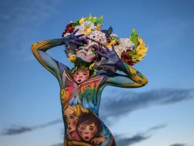 Seorang model berpose selama sesi pemotretan untuk Daegu International Bodypainting Festival 2017 di Daegu, Korea Selatan, (26/8). Belasan perempuan sengaja memamerkan tubuh mereka yang dijadikan kanvas oleh seniman-seniman internasional. (Ed JONES / AFP)