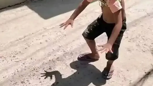 6 Pose Nyeleneh Orang Bikin Bayangan Ini Hasilnya Beda Banget