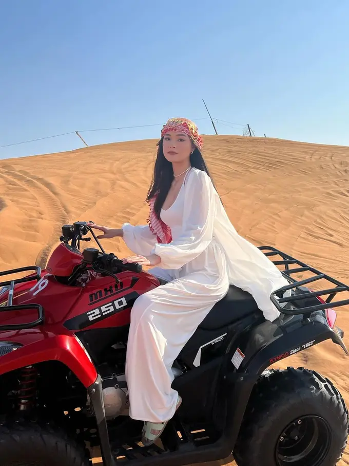 6 Gaya Bak Putri Jasmine dari Caitlin Halderman yang Liburan di Dubai, Tabrak Tren Liburan Musim Dingin Para Artis