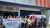 Founder KK Indonesia Dato’ DR. Andrew Ho bersama para mitra usaha di Kota Padang, menyerahkan ambulans kepada perwakilan Masjid Nurul Haq Jondul IV, Tabing, Padang, Sumatera Barat. (Liputan6.com/ist)