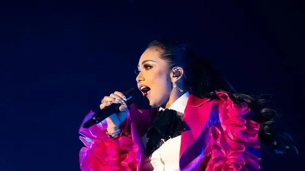 Potret Cantik Krisdayanti Tampil Enerjik di Java Jazz Festival, Pakai Busana Retro Nuansa Fuschia