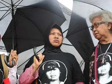 Jaringan Solidaritas Korban untuk Keadilan (JSKK) menggelar aksi Kamisan di depan Istana Merdeka, Jakarta, Kamis (20/12). JSKK menuntut Presiden Joko Widodo segera menyelesaikan berbagai pelanggaran HAM berat di Indonesia. (Liputan6.com/Immanuel Antonius)