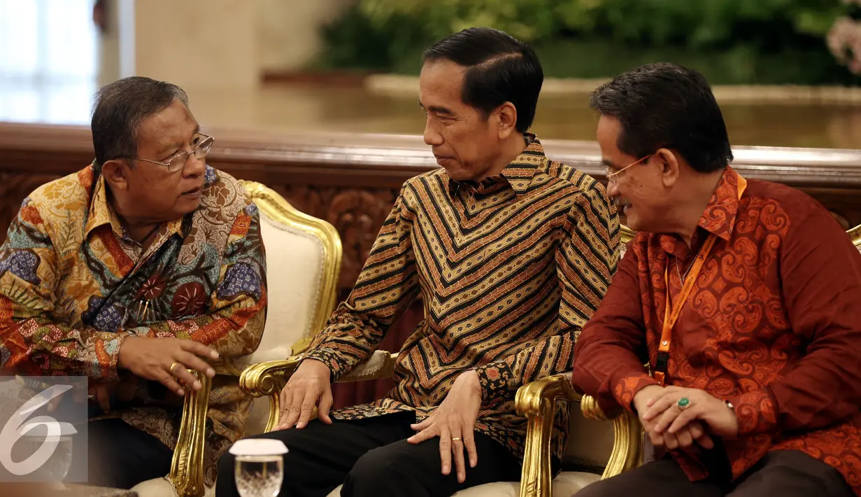 (ki-ka) Menko perekonomian Darmin Nasution, Presiden Joko Widodo, Kepala BPS Suryamin saat hadir dalam peresmian Pencanangan Sensus Ekonomi (SE) 2016 dan pembukaan rapat koordinasi teknis SE 2016 di Jakarta, Selasa (26/4). (Liputan6.com/Faizal Fanani)