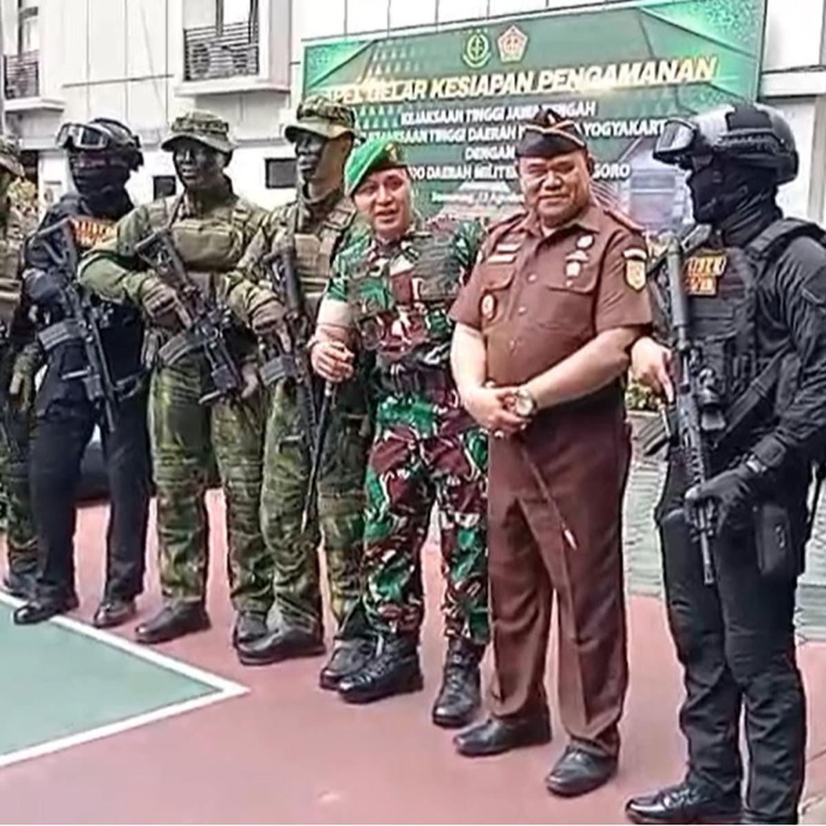 TNI jaga Kejati Jateng
