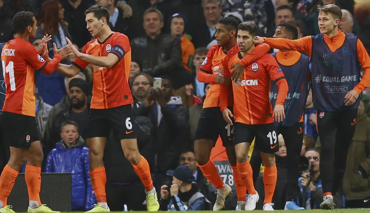 Gelandang Shakhtar Donetsk, Manor Solomon (ketiga kanan) berselebrasi dengan rekan-rekannya usai mencetak gol ke gawang Manchester City pada pertandingan Grup C Liga Champions di Stadion Etihad, Inggris (26/11/2019). Manchester City bermain imbang 1-1 atas Shakhtar Donetsk. (AP Photo/Dave Thompson)