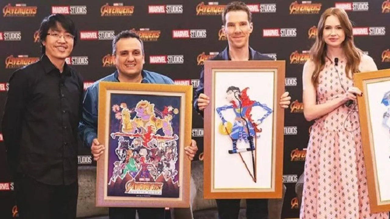 Keren, Komikus Indonesia Beri Wayang Kulit Kepada Pemain Avengers: Infinity Wars