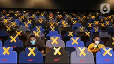 Penonton sedang menunggu tayangan film di dalam studio yang sudah dibuka, di CGV Grand Indonesia di Jakarta, Rabu (21/10/2020). Sejumlah bioskop di Ibu Kota kembali beroperasi hari ini setelah mendapatkan izin dari Pemprov DKI Jakarta. (Liputan.com/Herman Zakharia)