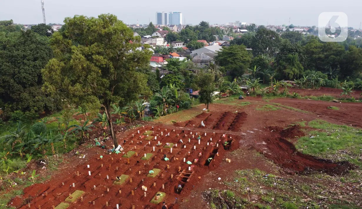 Foto aerial lokasi makam jenazah terduga terinfeksi COVID-19 di TPU Pondok Ranggon, Jakarta, Jumat (8/5/2020). Lahan khusus pemakaman korban COVID-19 yang berlokasi di blok AA-1 sudah penuh sehingga pemakaman jenazah baru dilakukan di lahan sekitar BLAD 115. (Liputan6.com/Helmi Fithriansyah)