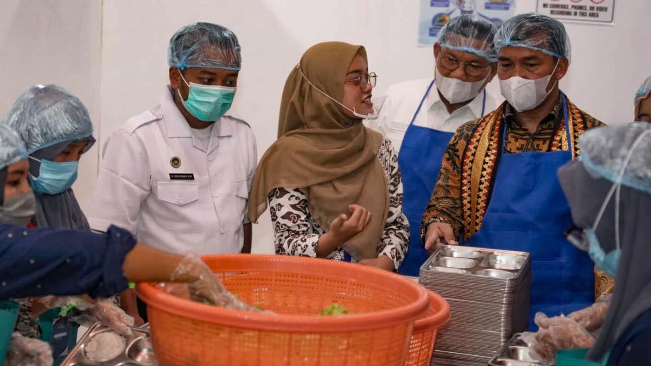 FOTO: Makan Bergizi Gratis untuk  Kelompok 3B, Menteri Wihaji Tinjau Lapangan