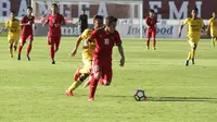 Striker Timnas Indonesia, U-19, Egy Maulana Vikri coba diadang oleh pemain Celebest FC dalam laga uji coba di Stadion Kapten I Wayan Dipta, Gianyar, Rabu (17/5/2017). (PSSI)