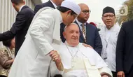 Kedua pemimpin umat beragama tersebut terlihat saling menghormati. Paus Fransiskus mencium tangan Imam Besar Masjid Istiqlal, Nasaruddin Umar. Dan Imam Besar Masjid Istiqlal mencium kepala Paus Fransiskus. (Liputan6.com/Herman Zakharia)