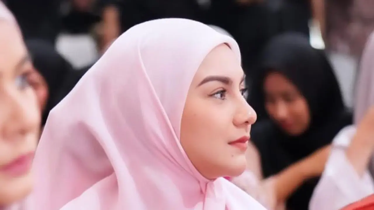 6 Potret Anggunnya Aaliyah Massaid Dibalut Hijab saat Ikut Kajian Islam