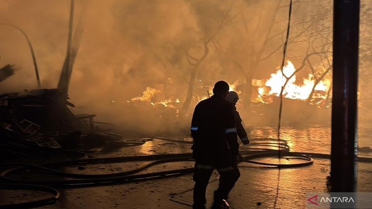 Kebakaran Kios Kayu Sukahaji Bandung: 18 Jongko Pedagang Hangus Dilalap Api