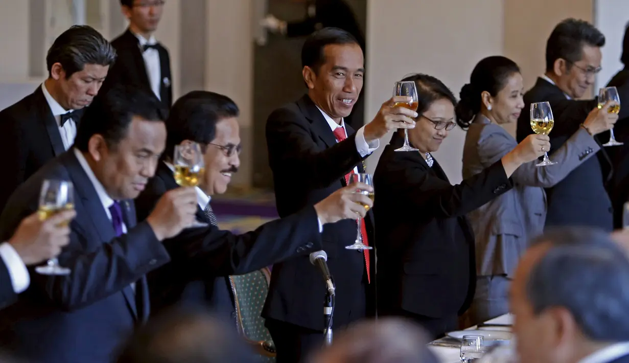 Presiden Joko Widodo (tengah) Ketua Japan Business Federation Sadayuki Sakakibara (kiri), dan Ketua Japan Chamber of Commerce and Industry Akio Mimura berpose bersama jelang makan siang di Tokyo, Selasa (24/3/2015). (REUTERS /Yuya Shino)