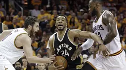 Pemain Toronto Raptors, Norman Powell (tengah) berusaha keluar dari adangan LeBron James (kanan) pada Game 2 semifinal Eastern Conference NBA basketball playoff series di Quicken Loans Arena, (3/5/2017). Cavs menang 125-103. (AP/Tony Dejak)