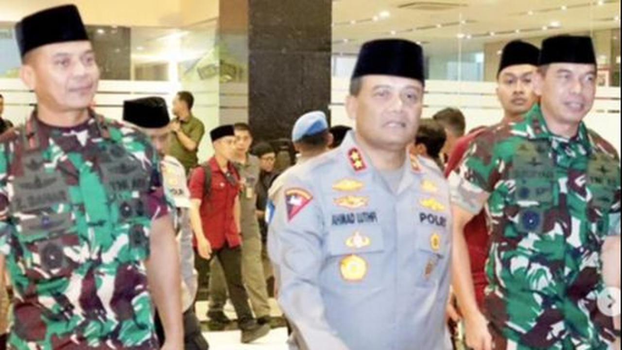 Menggunakan seragam dinas masing-masing, para jenderal TNI-Polri itu kompak menggunakan peci berwarna hitam.