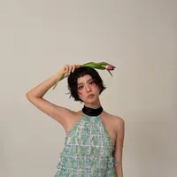 Jika biasanya identik dengan citra elegan yang lembut, kali ini Jisoo BLACKPINK tampil lebih berani lewat wavy short hair yang bertekstur lembap dan micro bangs yang memberi kesan modern, segar, sekaligus sedikit rebellious, sebuah estetika yang jarang ia tampilkan. [@sooyaa__].