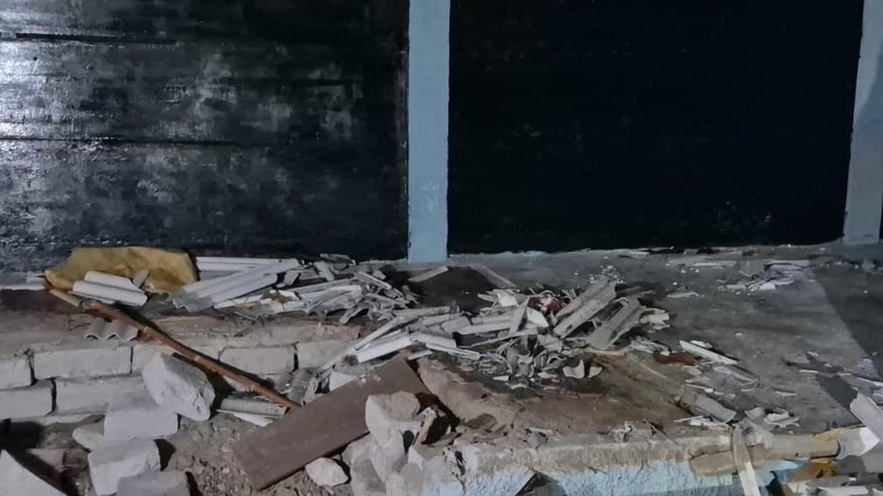 pembongkaran posko ormas di pasar induk kramat jati