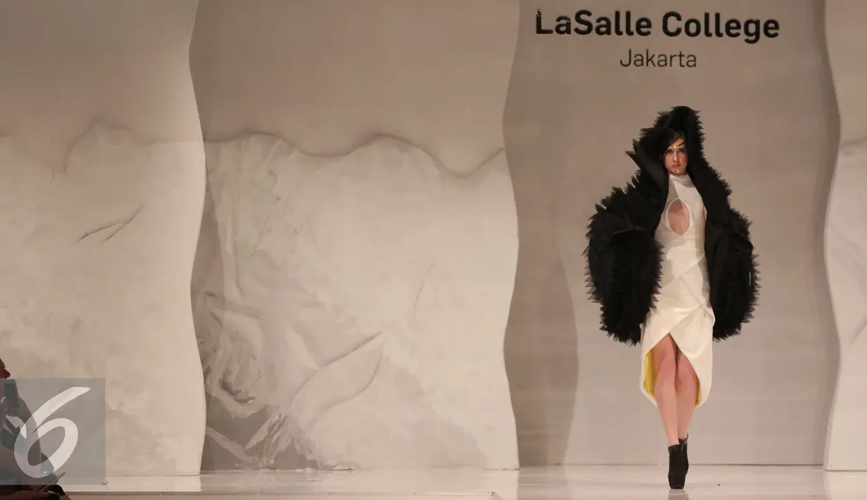Model mengenakan busana LaSalle College yang bertajuk Sekala pada Fashion Nation di Senayan City, Jakarta (15/4). Karya mahasiswa Lasalle Collage ini bereksplorasi dengan budaya Bali pada Fashion Nation tahun ini.  (Liputan6.com/Gempur M Surya)