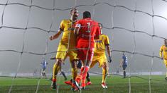 Para pemain Juventus merayakan keberhasilan Gianluigi Buffon menghalau tendangan penalti pada leg pertama semifinal Coppa Italia di Atleti Azzurri d'Italia stadium, Bergamo, Italia, (30/1/2018). Juventus menang 1-0. (Paolo Magni/ANSA via AP)
