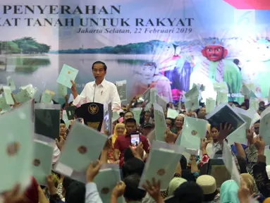 Presiden Joko Widodo atau Jokowi memberi sambutan saat membagian sertifikat tanah di Pasar Minggu, Jakarta, Jumat (22/2). Pemerintah membagikan 3.000 sertifikat tanah kepada warga. (Liputan6.com/Angga Yuniar)