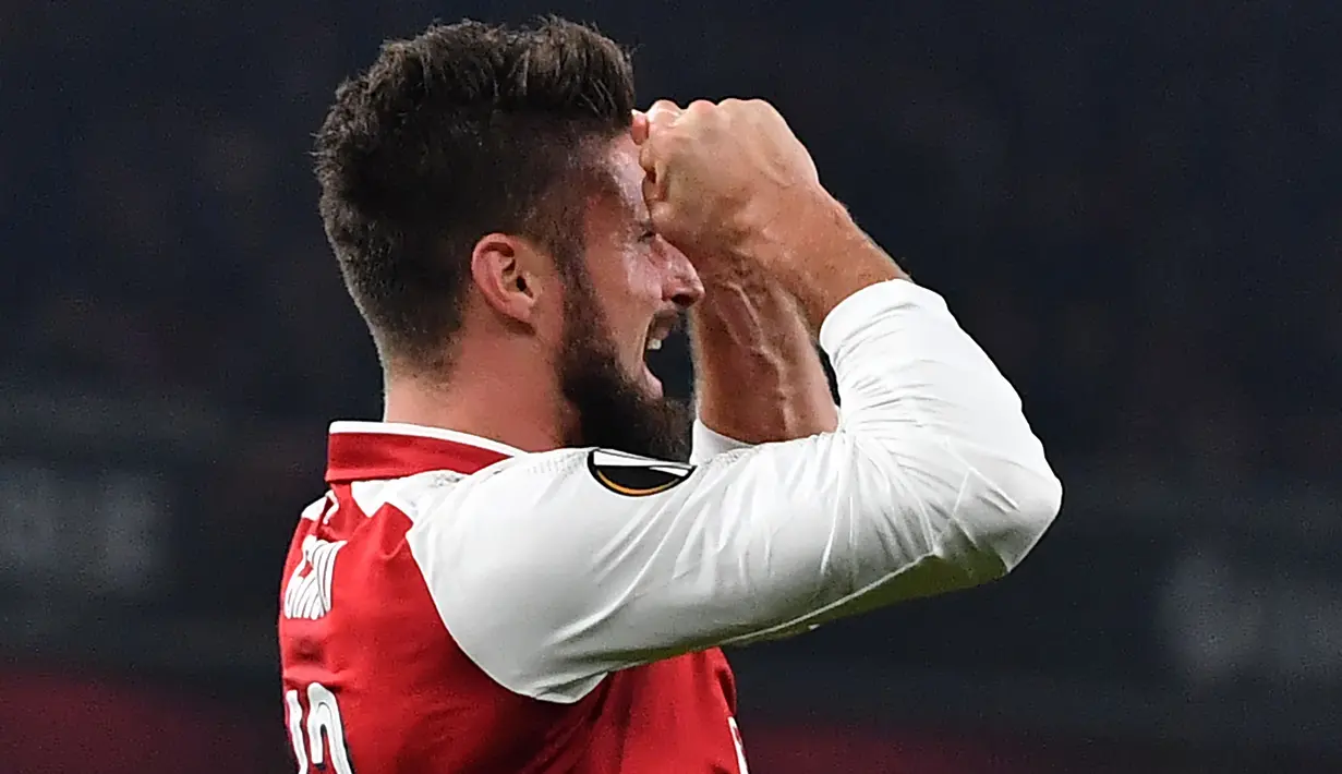 Pemain Arsenal, Jack Wilshere bereaksi di lapangan setelah gagal mencetak gol ke gawang Red Star Belgrade dalam penyisihan Grup H Liga Europa di Emirates Stadium, Jumat (3/11). The Gunners ditahan imbang tanpa gol oleh tim tamu. (Ben STANSALL / AFP)