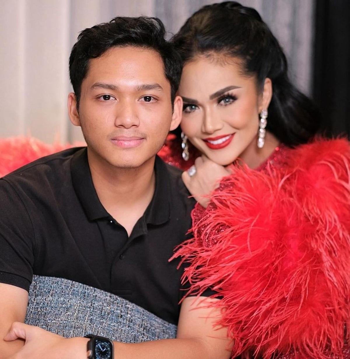 Saat berada di Surabaya, Kris Dayanti tidak melewatkan kesempatan untuk bertemu dengan Azriel, yang sedang menempuh pendidikan S2 di kota tersebut.<br>