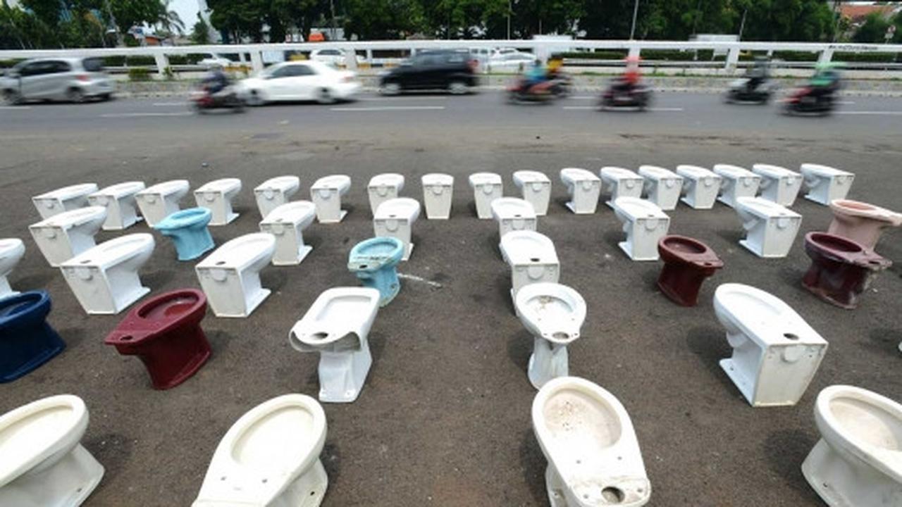 Aliansi Seniman Jakarta kirim puluhan jamban ke DPR